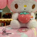 عروسک پتو بالشتی ملودی توت فرنگی بدست - Image 2