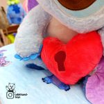 عروسک پتو بالشتی استیج قلب بدست - Image 2