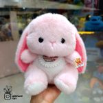 عروسک خرگوش صورتی پیشبندار پولیشی