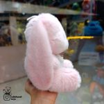 عروسک خرگوش صورتی پیشبندار پولیشی - Image 3