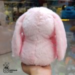 عروسک خرگوش صورتی پیشبندار پولیشی - Image 4