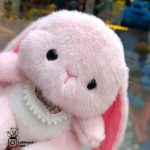 عروسک خرگوش صورتی پیشبندار پولیشی - Image 2